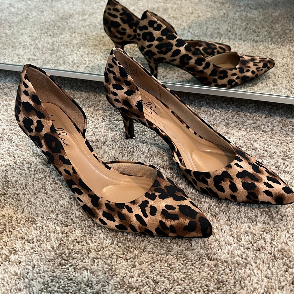 Cute leopard print pumps never worn size 9